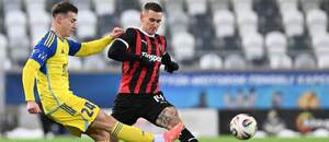 Dominik Kružliak (Košice) a Timotej Kudlička (Trnava) v súboji o loptu.