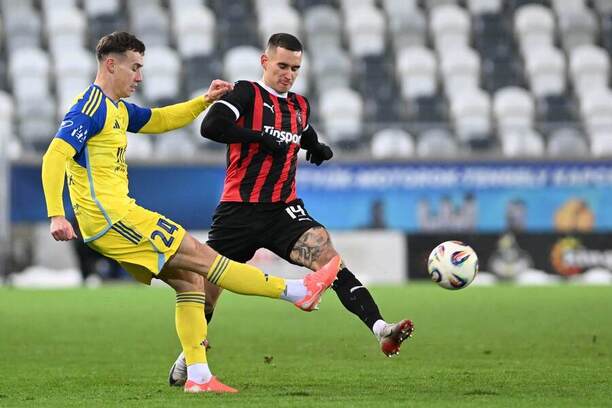 Dominik Kružliak (Košice) a&nbsp;Timotej Kudlička (Trnava) v&nbsp;súboji o&nbsp;loptu.