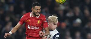 Krídelník Liverpoolu Cody Gakpo (vľavo) a záložník Tottenhamu Lucas Bergvall v zápase Liverpool FC vs. Tottenham Hotspur FC v semifinále EFL Cupu 2024/2025