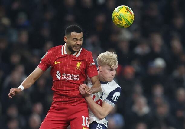 Krídelník Liverpoolu Cody Gakpo (vľavo) a&nbsp;záložník Tottenhamu Lucas Bergvall v&nbsp;zápase Liverpool FC vs. Tottenham Hotspur FC v&nbsp;semifinále EFL Cupu 2024/2025
