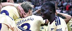 Bukayo Saka oslavuje so spoluhráčmi strelený gól.