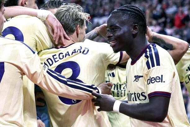 Bukayo Saka oslavuje so&nbsp;spoluhráčmi strelený gól.