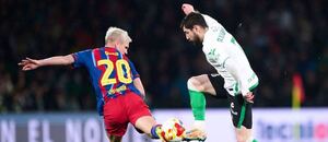 Ofenzívny záložník Barcelony Dani Olmo (vľavo) a krídelník Santanderu Giorgi Guliashvili počas osemfinálového zápasu FC Barcelona vs. Real Racing Club de Santander v Copa del Rey 2025/26