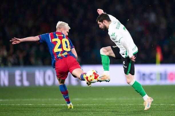 Ofenzívny záložník Barcelony Dani Olmo (vľavo) a&nbsp;krídelník Santanderu Giorgi Guliashvili počas osemfinálového zápasu FC Barcelona vs. Real Racing Club de Santander v&nbsp;Copa del Rey 2025/26