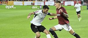 Súboj defenzívnych záložníkov, vľavo Karen Muradyan (Ararat) a Patrik Vydra (Sparta) počas prvého zápasu AC Sparta Praha vs. FC Ararat-Armenia v rámci 3. predkola Konferenčnej ligy UEFA 2025/2026