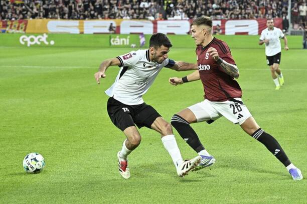 Súboj defenzívnych záložníkov, vľavo Karen Muradyan (Ararat) a&nbsp;Patrik Vydra (Sparta) počas prvého zápasu AC Sparta Praha vs. FC Ararat-Armenia v&nbsp;rámci 3.&nbsp;predkola Konferenčnej ligy UEFA 2025/2026