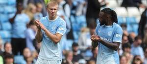 Útočníci Man City Erling Haaland (vľavo) a Antoine Semenyo počas zápasu Manchester City FC vs. Coventry City v treťom kole Premier League 2026/27