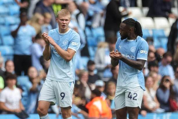 Útočníci Man City Erling Haaland (vľavo) a&nbsp;Antoine Semenyo počas zápasu Manchester City FC vs. Coventry City v&nbsp;treťom kole Premier League 2026/27