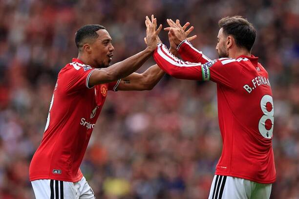 Youri Tielemans a&nbsp;Bruno Fernandes