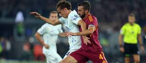 V popredí útočník Interu Pio Esposito (vľavo) a defenzívny záložník AS Rím Bryan Cristante počas zápasu AS Rím vs. Inter Miláno v októbrovom 7. kole talianskej Serie A 2025/2026