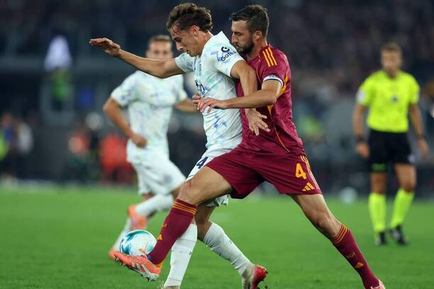 V popredí útočník Interu Pio Esposito (vľavo) a&nbsp;defenzívny záložník AS Rím Bryan Cristante počas zápasu AS Rím vs. Inter Miláno v&nbsp;októbrovom 7.&nbsp;kole talianskej Serie A&nbsp;2025/2026