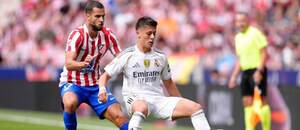 Obranca Atlética Dávid Hancko (vľavo) a ofenzívny záložník Realu Arda Güler počas vzájomného zápasu Atlético Madrid vs. Real Madrid v 7. kole španielskej La Ligy 2025/2026