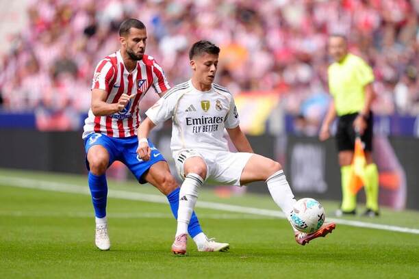 Obranca Atlética Dávid Hancko (vľavo) a&nbsp;ofenzívny záložník Realu Arda Güler počas vzájomného zápasu Atlético Madrid vs. Real Madrid v&nbsp;7. kole španielskej La Ligy 2025/2026