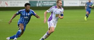 Záložník Slovana Rahim Ibrahim (vľavo) a obranca Komárna Martin Šimko počas zápasu KFC Komárno vs. ŠK Slovan Bratislava v 3. kole Niké ligy 2025/2026