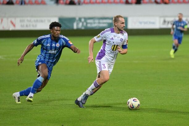 Záložník Slovana Rahim Ibrahim (vľavo) a&nbsp;obranca Komárna Martin Šimko počas zápasu KFC Komárno vs. ŠK Slovan Bratislava v&nbsp;3. kole Niké ligy 2025/2026