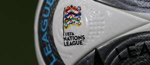 Logo Ligy národov na futbalovej lopte