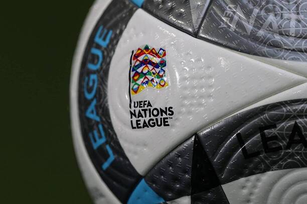 Logo Ligy národov na&nbsp;futbalovej lopte