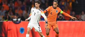 Útočník Nemecka Kai Havertz (vľavo) a obranca Holandska Virgil van Dijk počas septembrového zápasu Holandsko vs. Nemecko v Lige národov v roku 2024