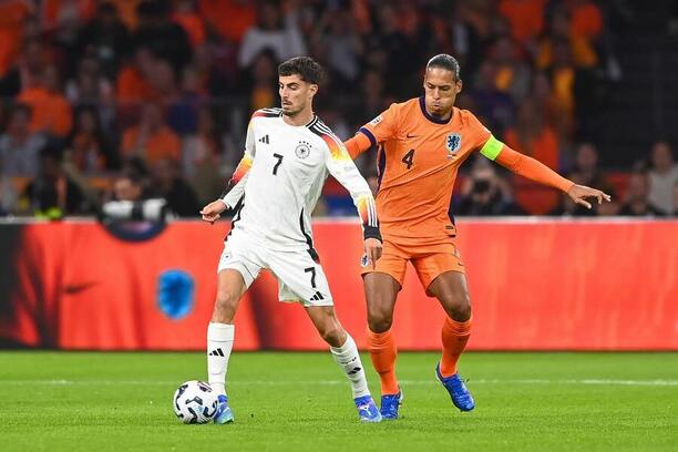 Útočník Nemecka Kai Havertz (vľavo) a&nbsp;obranca Holandska Virgil van Dijk počas septembrového zápasu Holandsko vs. Nemecko v&nbsp;Lige národov v&nbsp;roku 2024