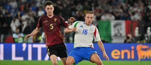 Stredný záložník Talianska Davide Frattesi (vpravo) a ľavý obranca Belgicka Maxim De Cuyper počas zápasu Taliansko vs. Belgicko v rámci 3. kola Ligy národov UEFA 2024/2025