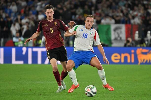 Stredný záložník Talianska Davide Frattesi (vpravo) a&nbsp;ľavý obranca Belgicka Maxim De Cuyper počas zápasu Taliansko vs. Belgicko v&nbsp;rámci 3.&nbsp;kola Ligy národov UEFA 2024/2025