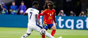 Pravý krídelník Anglicka Bukayo Saka (vľavo) a ľavý obranca Španielska Marc Cucurella počas zápasu Španielsko vs. Anglicko vo finále EURO 2024 