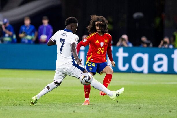 Pravý krídelník Anglicka Bukayo Saka (vľavo) a&nbsp;ľavý obranca Španielska Marc Cucurella počas zápasu Španielsko vs. Anglicko vo&nbsp;finále EURO 2024