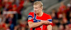 Erling Haaland v drese Nórska v zápase UEFA Liga národov proti Dánsku.