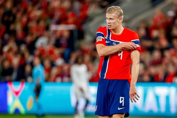 Erling Haaland v&nbsp;drese Nórska v&nbsp;zápase UEFA Liga národov proti Dánsku.