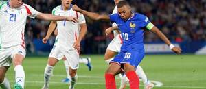 Francúzsky útočník Kylian Mbappé (vpravo) proti talianskej presile hráčov v zápase Francúzsko vs. Taliansko v rámci 1. kola Ligy národov 2024/2025