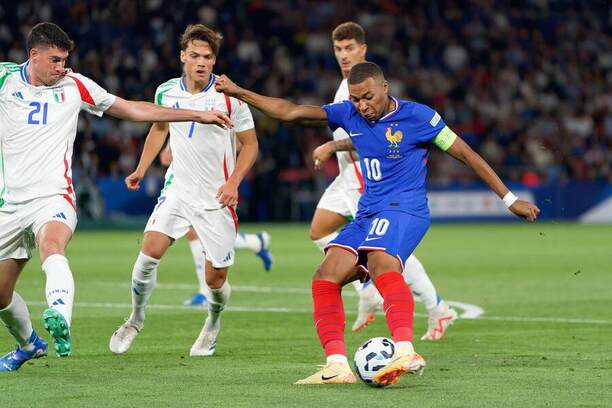 Francúzsky útočník Kylian Mbappé (vpravo) proti talianskej presile hráčov v&nbsp;zápase Francúzsko vs. Taliansko v&nbsp;rámci 1.&nbsp;kola Ligy národov 2024/2025