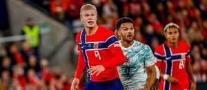 Erling Haaland v drese Nórska v súboji proti Goncalovi Ramosovi (Portugalsko).