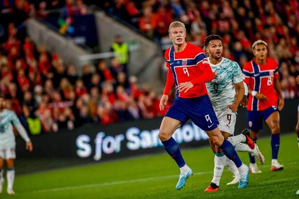 Erling Haaland v&nbsp;drese Nórska v&nbsp;súboji proti Goncalovi Ramosovi (Portugalsko).