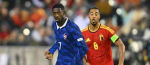 Ousmane Dembélé v drese Francúzska v súboji so záložníkom Yourim Tielemansom (Belgicko).