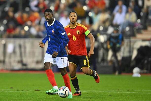 Ousmane Dembélé v&nbsp;drese Francúzska v&nbsp;súboji so&nbsp;záložníkom Yourim Tielemansom (Belgicko).
