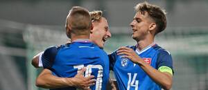 Slováci Nino Marcelli (číslo dresu 10), Miroslav Sovič a Mário Sauer (vpravo) sa tešia z gólu do siete Andorry v kvalifikačnom zápase Slovensko vs. Andorra o postup na ME vo futbale U21 2027