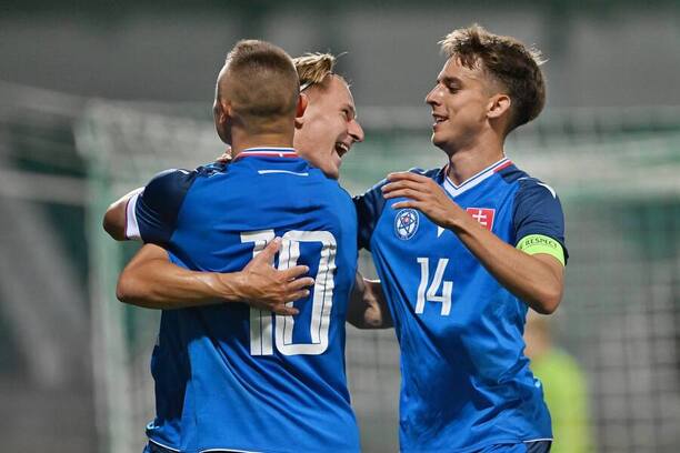 Slováci Nino Marcelli (číslo dresu 10), Miroslav Sovič a&nbsp;Mário Sauer (vpravo) sa tešia z&nbsp;gólu do&nbsp;siete Andorry v&nbsp;kvalifikačnom zápase Slovensko vs. Andorra o&nbsp;postup na&nbsp;ME vo&nbsp;futbale U21&nbsp;2027