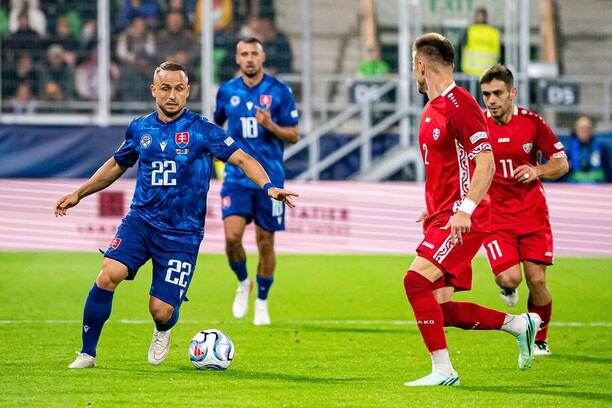 V popredí slovenský záložník Stanislav Lobotka (vľavo) a&nbsp;moldavský obranca Oleg Reabciuk v&nbsp;zápase Slovensko vs. Moldavsko v&nbsp;rámci 1.&nbsp;kola skupiny C3 v&nbsp;Lige národov UEFA 2026/2027