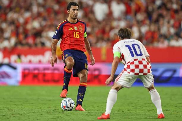 Španielsky defenzívny záložník Rodri (vľavo) a&nbsp;chorvátsky stredný záložník Luka Modrić počas zápasu Španielsko vs. Chorvátsko v&nbsp;2. kole Ligy národov UEFA 2026/2027