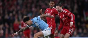 Obranca Man City Nico O’Reilly (vľavo) a záložníci Liverpoolu Ryan Gravenberch (uprostred) a Dominik Szoboszlai počas zápasu Liverpool FC vs. Manchester City FC v rámci februárového 25. kola Premier League 2025/2026