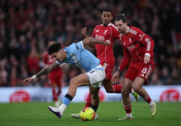 Obranca Man City Nico O’Reilly (vľavo) a&nbsp;záložníci Liverpoolu Ryan Gravenberch (uprostred) a&nbsp;Dominik Szoboszlai počas zápasu Liverpool FC vs. Manchester City FC v&nbsp;rámci februárového 25. kola Premier League 2025/2026