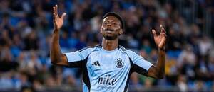 Suleiman Camara v drese ŠK Slovan Bratislava ľutuje zahodenú príležitosť slovenského veľkoklubu.