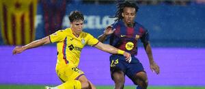 Ľavý obranca Getafe David Cordon Davinchi a pravý bek Barcelony Jules Koundé počas zápasu FC Barcelona vs. Getafe CF v 5. kole španielskej La Ligy 2025/2026