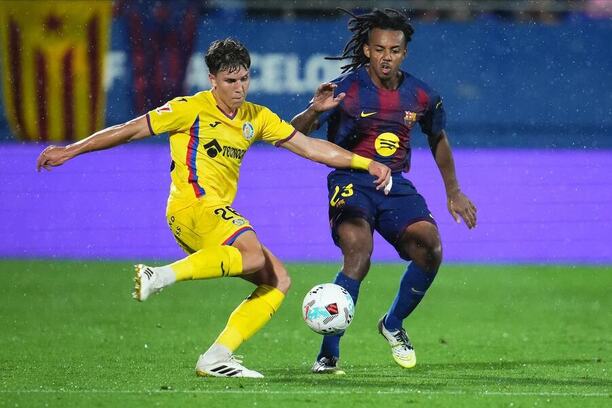 Ľavý obranca Getafe David Cordon Davinchi a&nbsp;pravý bek Barcelony Jules Koundé počas zápasu FC Barcelona vs. Getafe CF v&nbsp;5. kole španielskej La Ligy 2025/2026