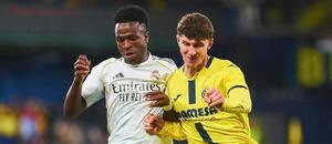 Vinicius Jr. v drese Realu Madrid v súbojovej konfrontácii s Pauom Navarrom z Villarrealu CF v januárovom zápase.