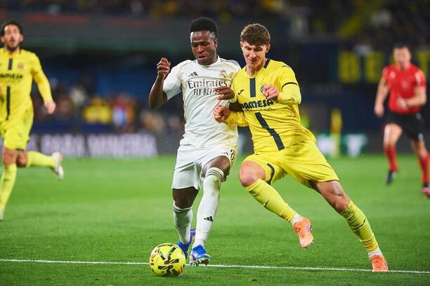 Vinicius Jr. v&nbsp;drese Realu Madrid v&nbsp;súbojovej konfrontácii s&nbsp;Pauom Navarrom z&nbsp;Villarrealu CF v&nbsp;januárovom zápase.