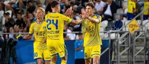 Košickí futbalisti Dominik Kružliak (uprostred) a Filip Lichý (vpravo) sa tešia zo vstreleného gólu do siete Slovana v zápase FC Košice vs. ŠK Slovan Bratislava v 5. kole Niké ligy 2026/27