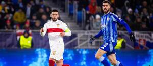 Útočník Stuttgartu Deniz Undav a obranca Slovana Kenan Bajrić (vpravo) počas zápasu ŠK Slovan Bratislava vs. VfB Stuttgart v rámci 7. kola ligovej fázy Ligy majstrov 2024/2025
