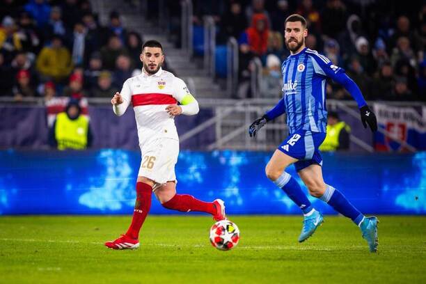 Útočník Stuttgartu Deniz Undav a&nbsp;obranca Slovana Kenan Bajrić (vpravo) počas zápasu ŠK Slovan Bratislava vs. VfB Stuttgart v&nbsp;rámci 7.&nbsp;kola ligovej fázy Ligy majstrov 2024/2025