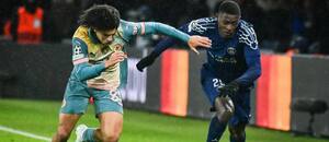 Rico Lewis z Man City a Nuno Mendes (vpravo) z PSG v súboji obrancov v zápase PSG vs. Manchester City v 7. kole ligovej fázy Ligy majstrov 2024/2025